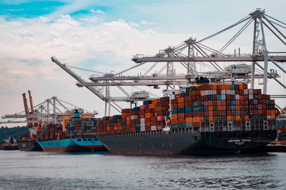 Containerhaven met brugkranen bij zonsondergang