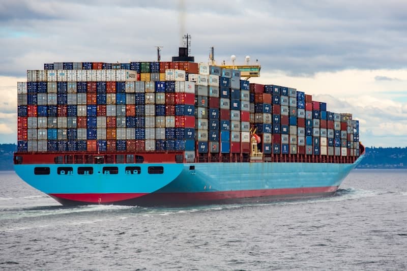 Gestapelde zeecontainers in een haven