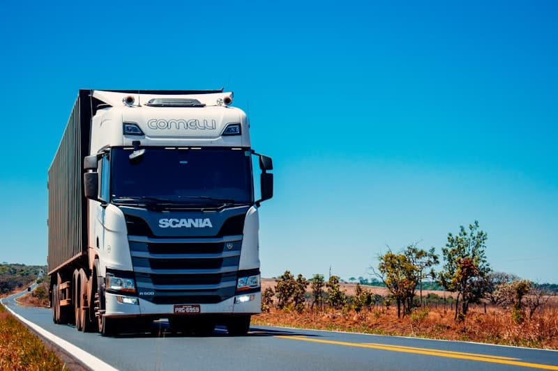 Witte vrachtwagen op een Europese snelweg