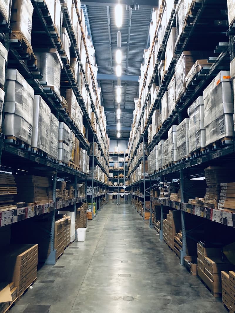 Modern magazijn met hoge stellingen en pallets